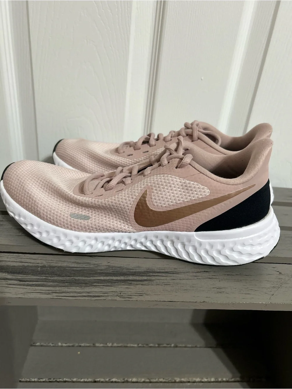 Nike Women’s Revolution 5 in Barely Rose & Metallic Swoosh Sz 10 EUC